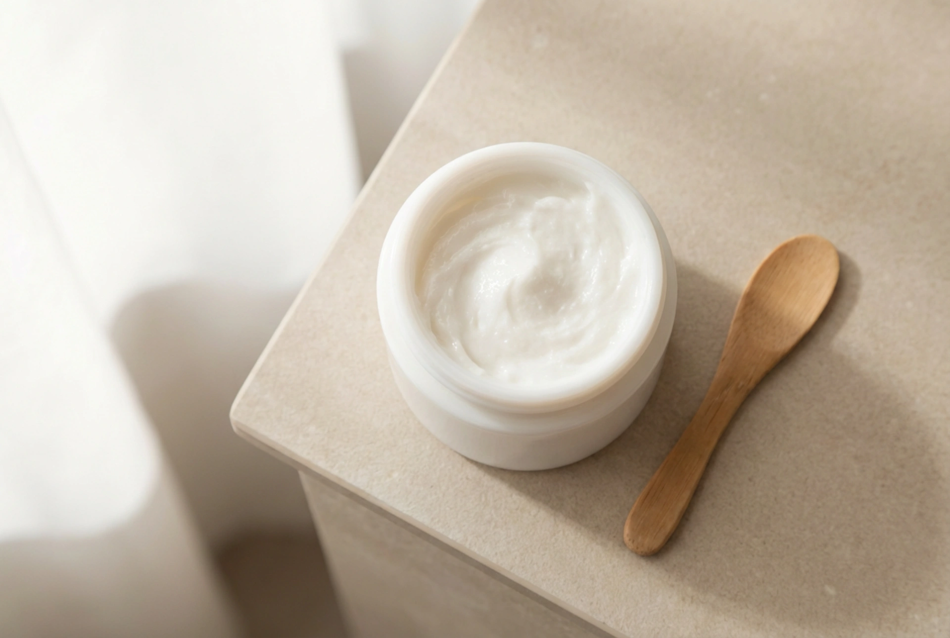 Hydratačný krém proti vráskam: ako si ho vybrať a používať každý deň