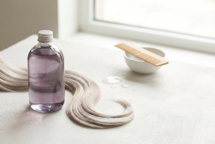Šampón pre blondínky: starostlivosť, tónovanie a ochrana lesku