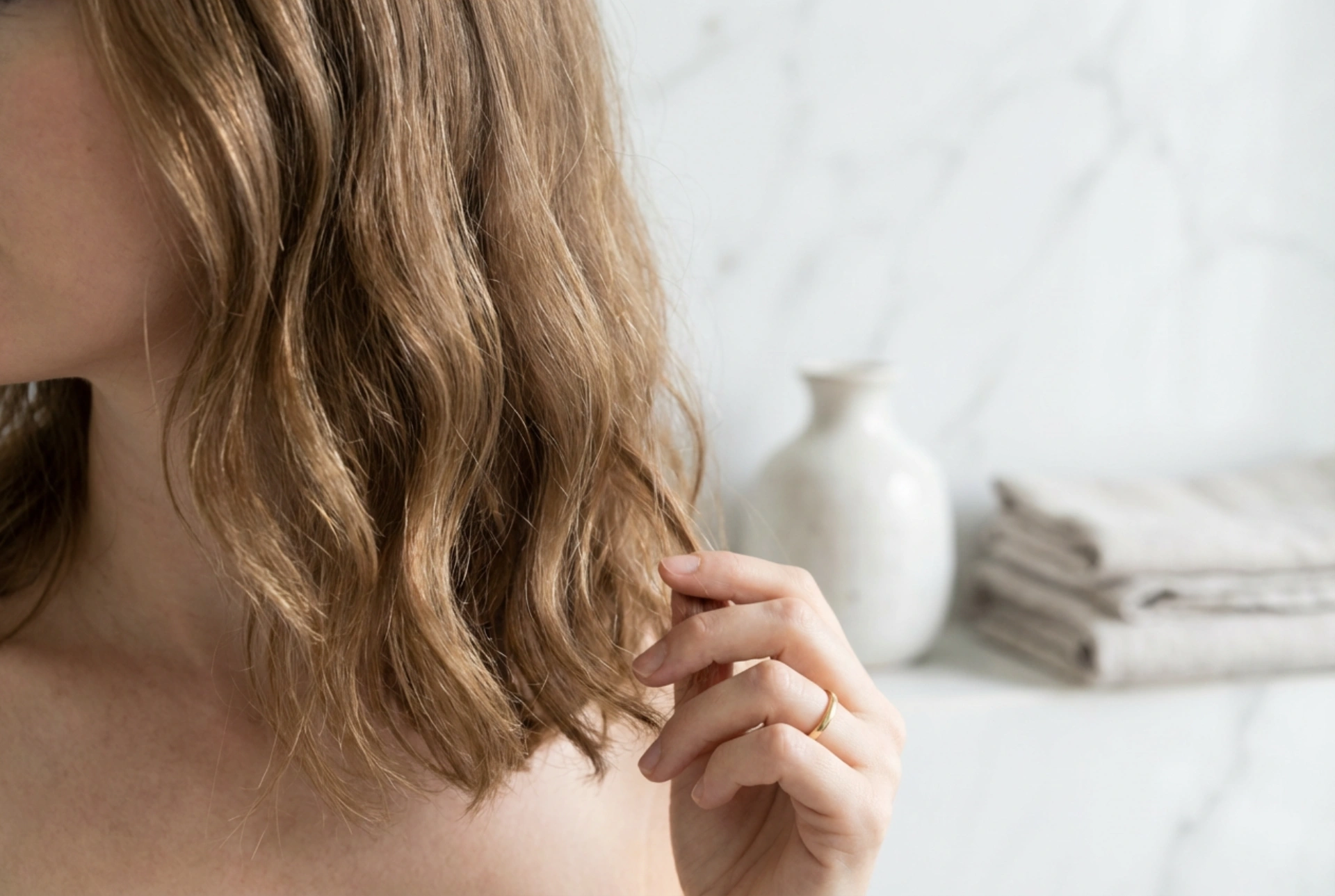 Styling vlasov po ramená: praktické účesy pre stredne dlhé vlasy