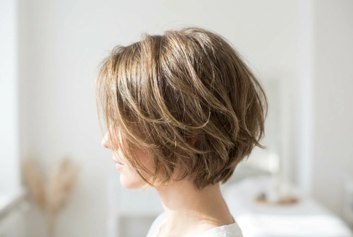 Vrstvený bob, krátky a prestrihaný: styling, ktorý drží objem
