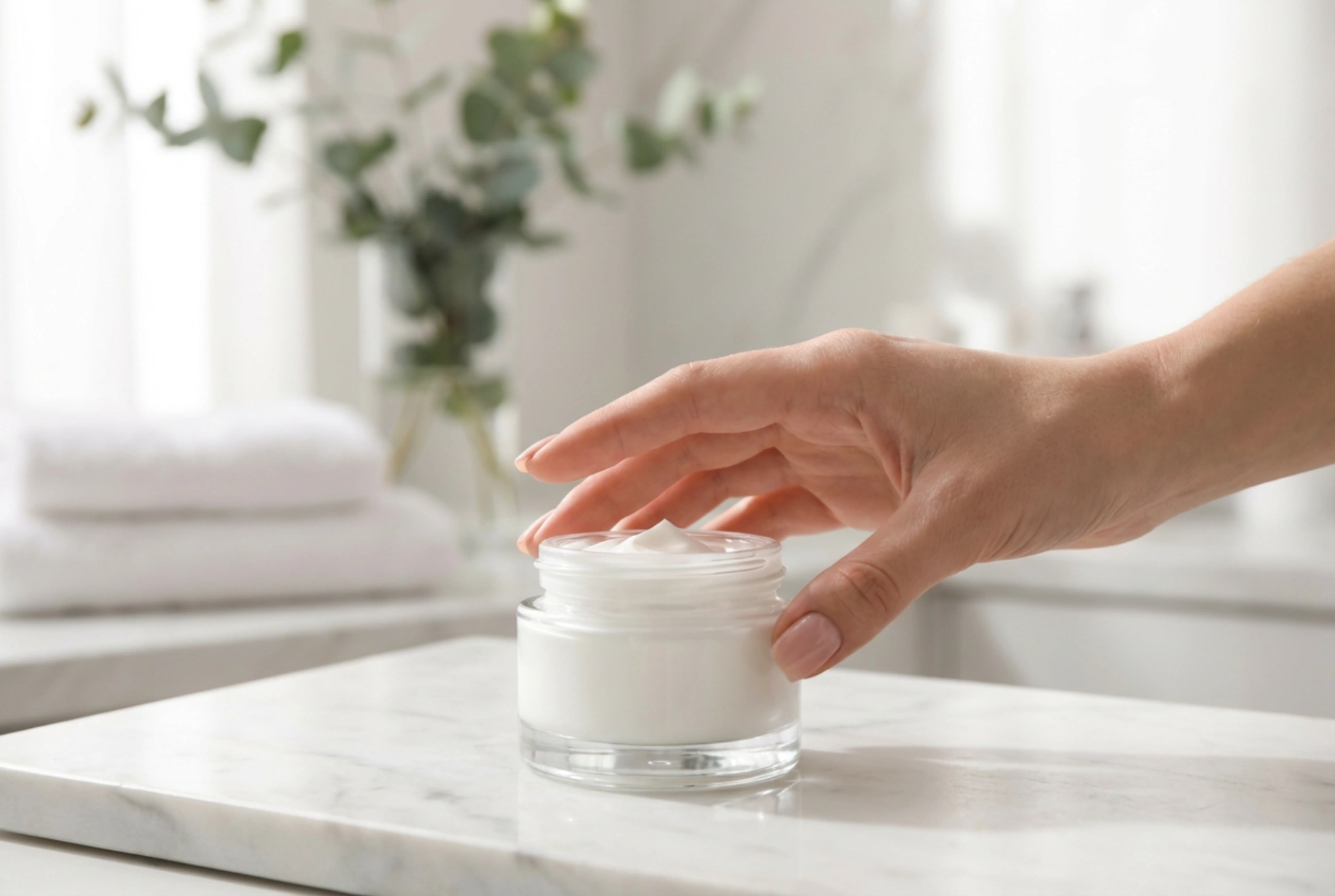 Hydratačný nočný krém: čím sa líši od denného a ako ho používať