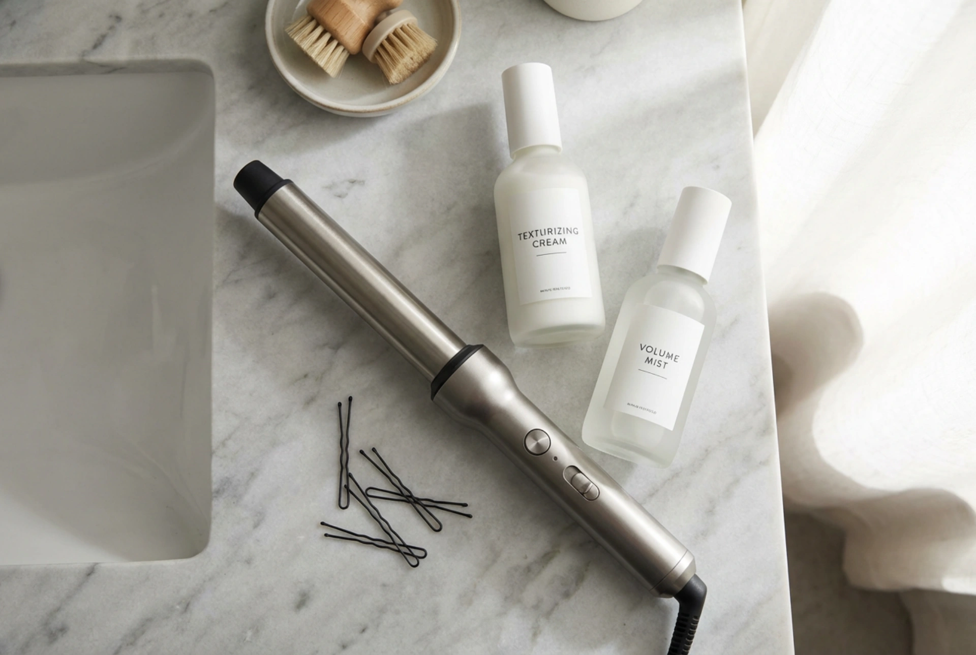 Vlny na krátkych vlasoch: nástroje, produkty a najčastejšie chyby