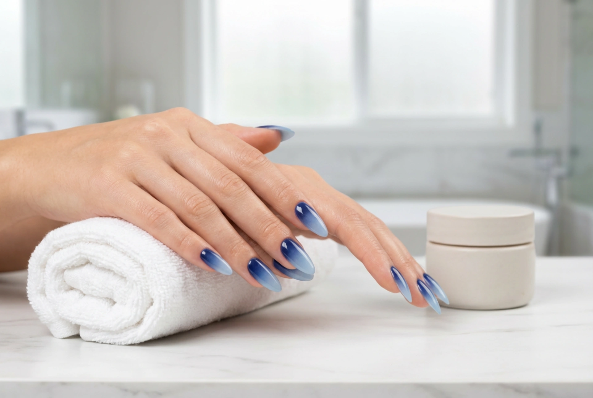 Tmavomodré ombre nechty: večerný gradient v chladných tónoch