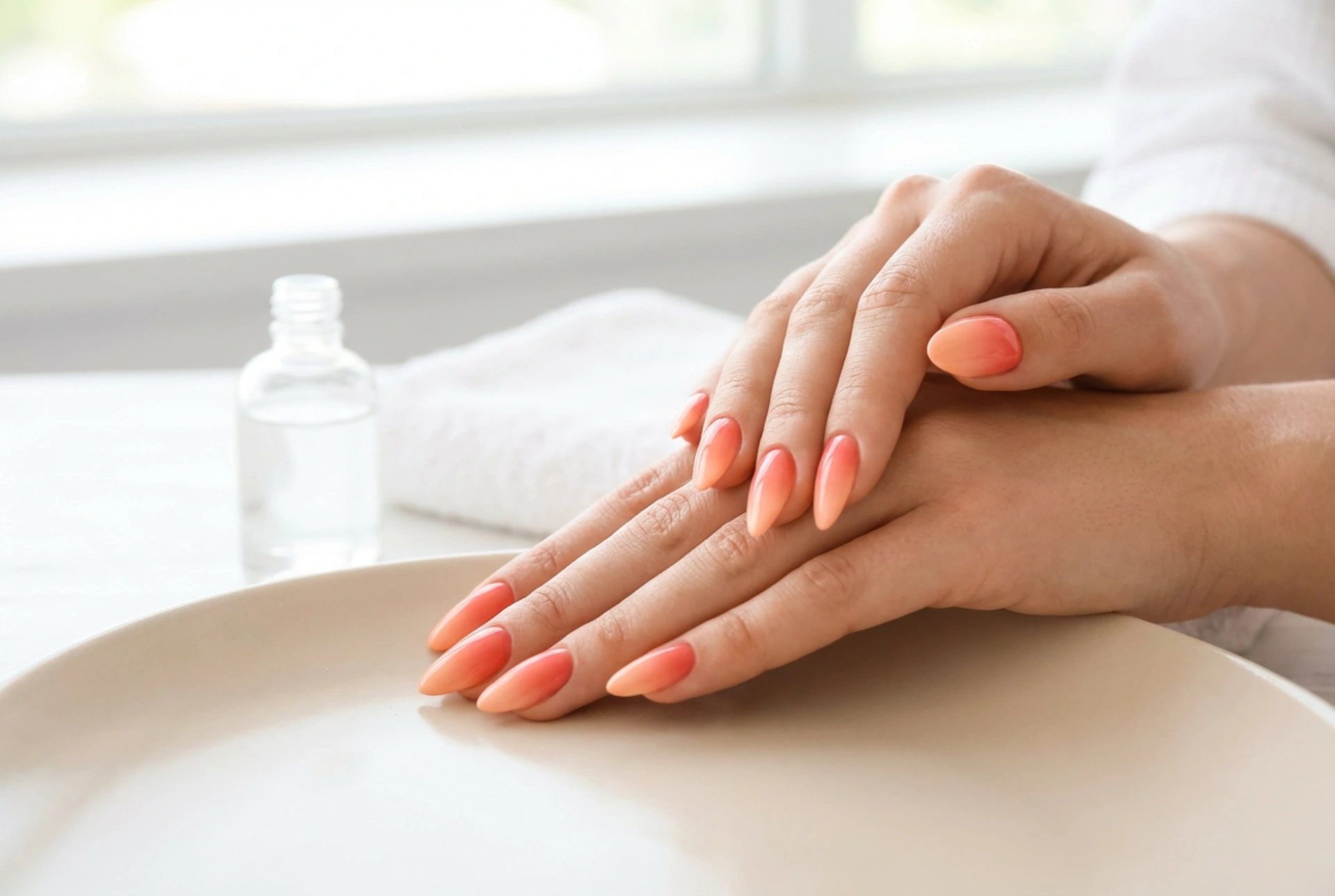 Koralové ombré nechty: Svieži letný prechod krok za krokom