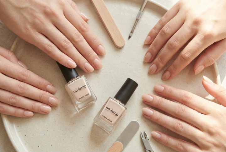 Hybridný lak bez lampy: čo to je, ako ho nanášať a ako predĺžiť jeho trvácnosť