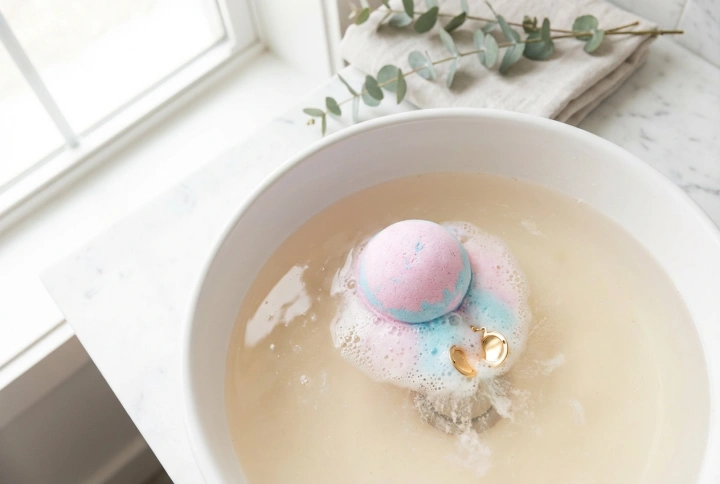 Kúpeľová bomba s prekvapením: ako bezpečne ukryť drobnosť