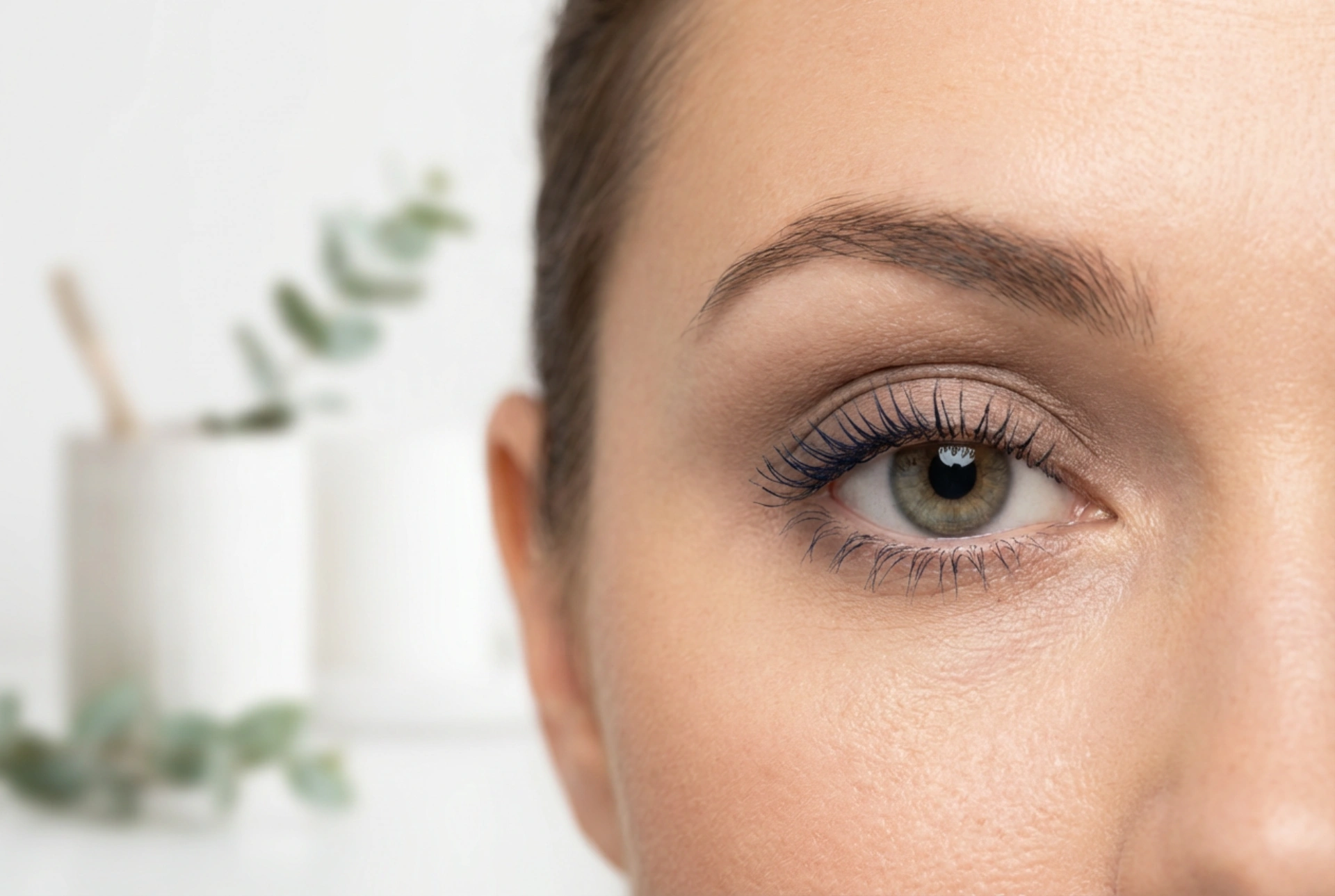 Tmavomodrá maskara: Ako zladiť líčenie očí a vyhnúť sa prehnanému vzhľadu