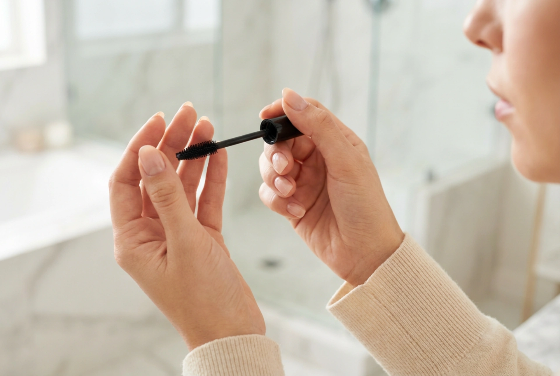 Efekt umelých rias s maskarou: vrstvenie, báza a cikcaková technika