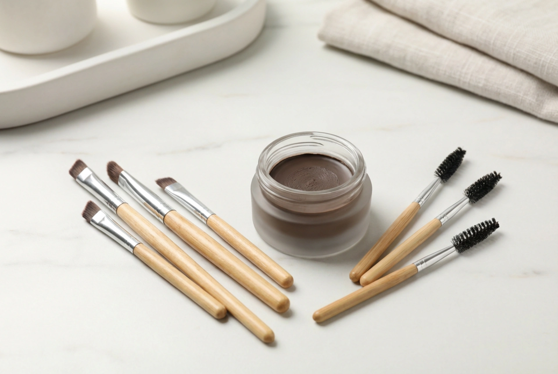 Štetce na obočie: prehľad tvarov a ako ich používať s pomádou