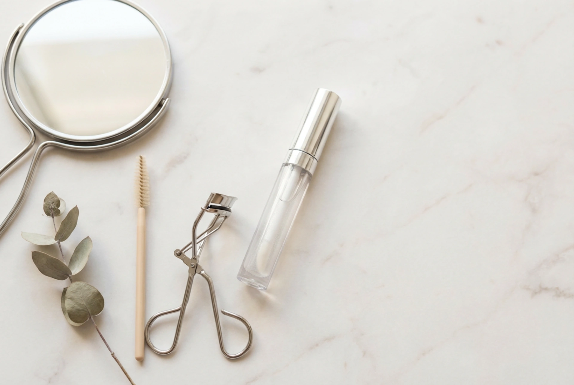 Priehľadný lesk na pery: Všestranné využitie a triky v líčení