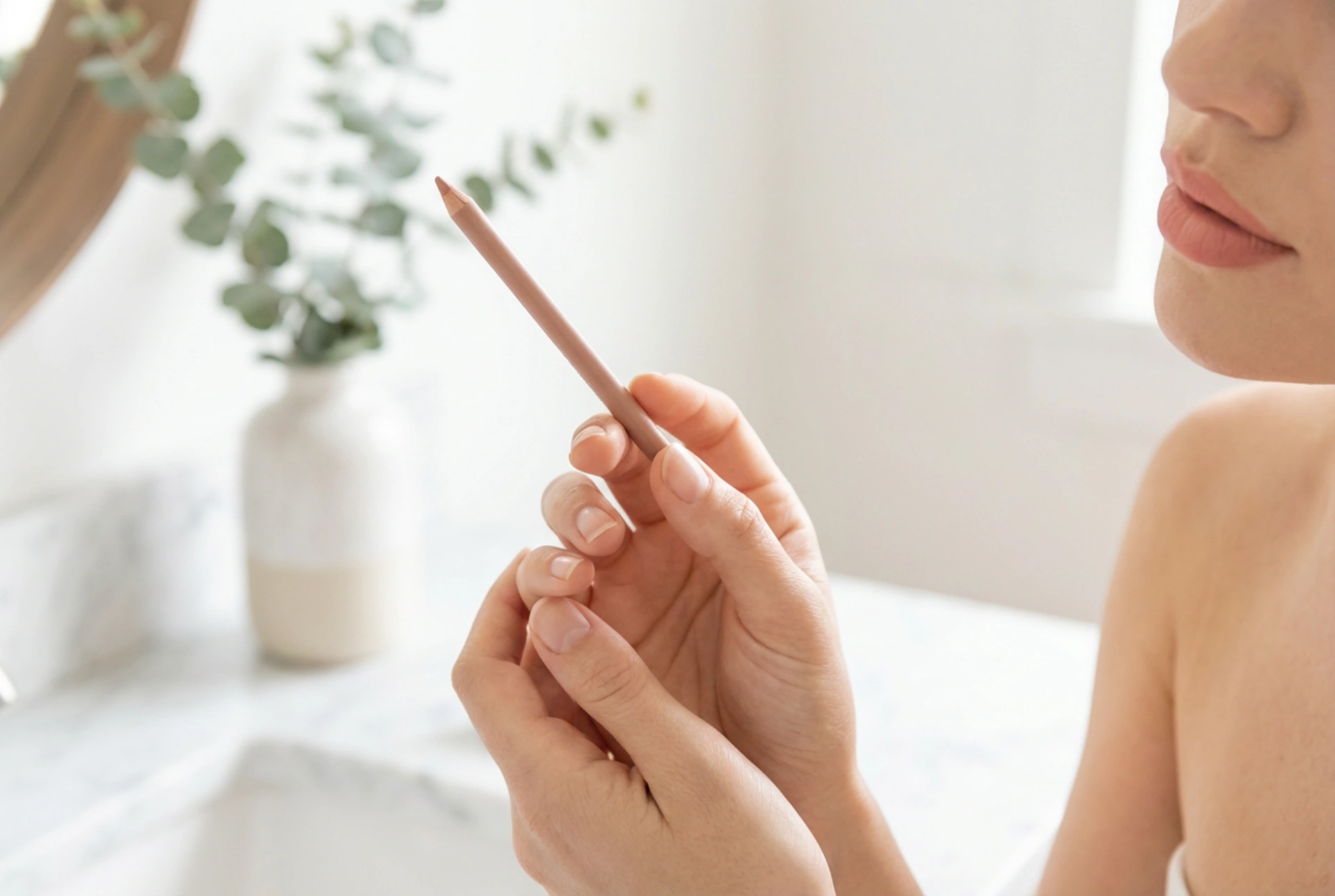 Kontúrovanie pier: techniky na optické zväčšenie a korekciu tvaru