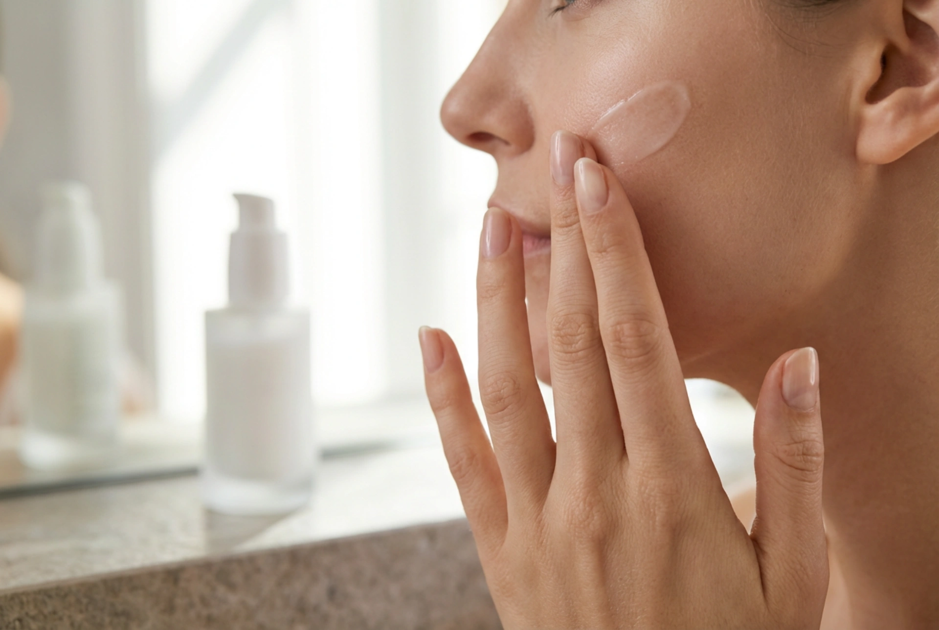 Matujúca báza pod make-up: aplikácia tenkej vrstvy a fixácia